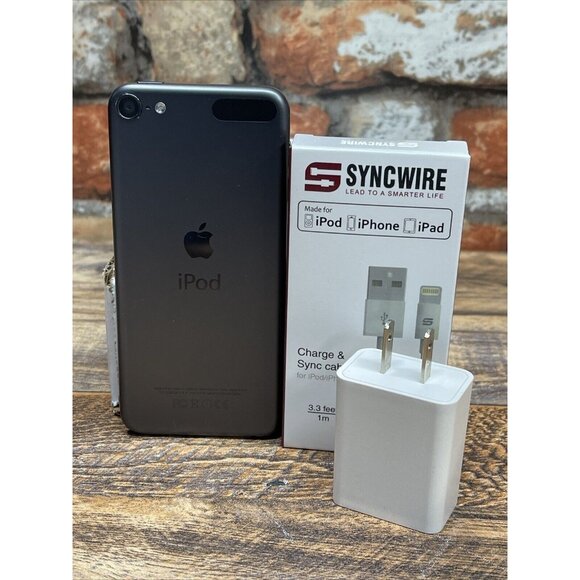 Apple iPod Touch 6th  Generation Gray 32GB Model:442A2 W/ Adapter y Cable - Picture 2 of 8